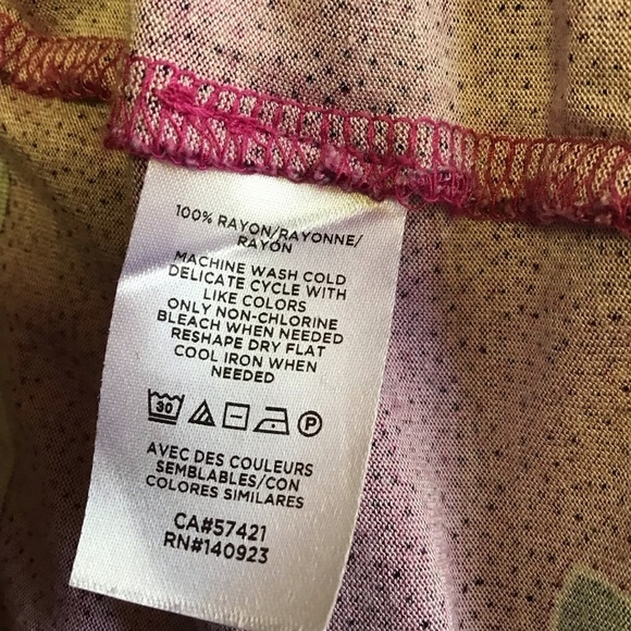 Fuchsia floral feminine sleeveless top - Picture 3 of 9